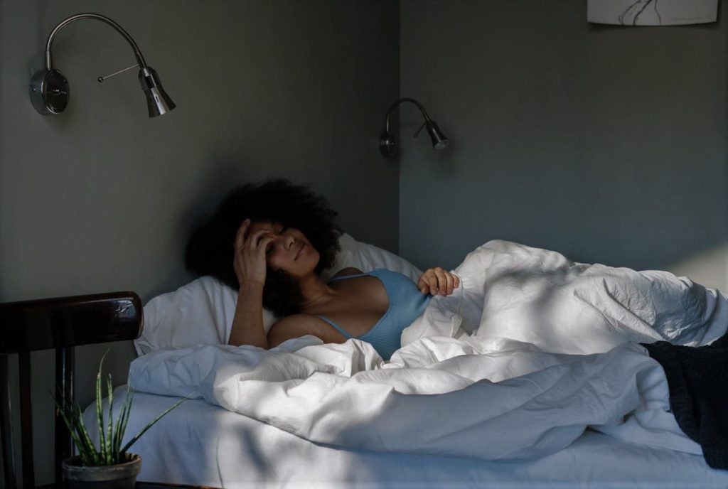 Titelbild: Unruhiger Schlaf weckt Frau im Bett