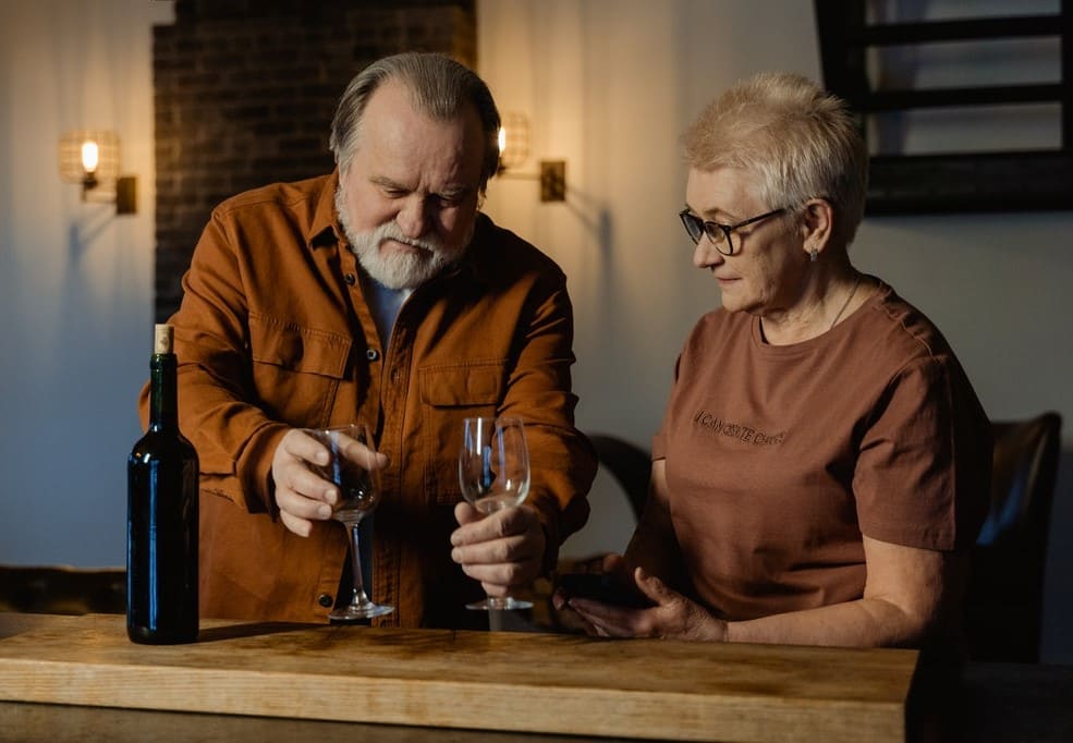 Titelbild: Paar mit Diabetes und Alkohol in Form von Wein