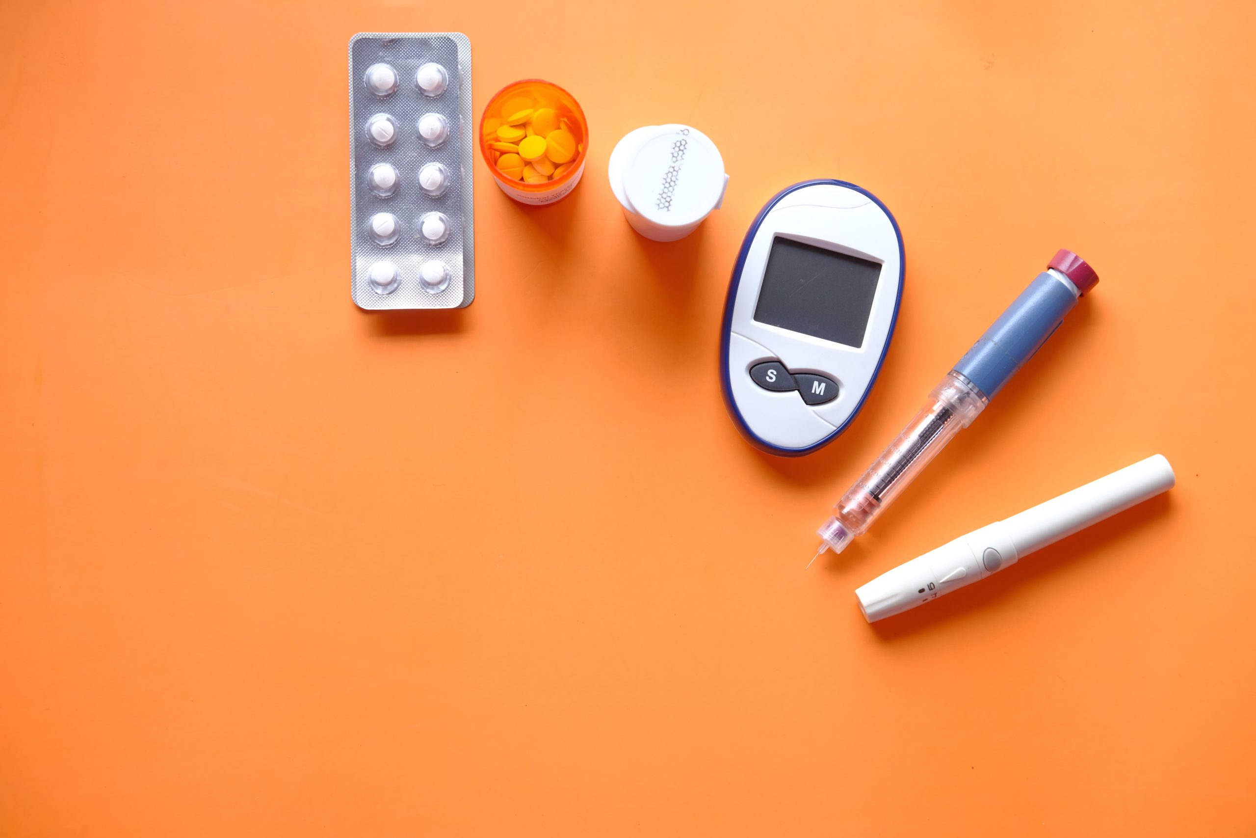 Titelbild: Blutzuckermessgerät und Antidepressiva symbolisieren Komorbidität bei Diabetes