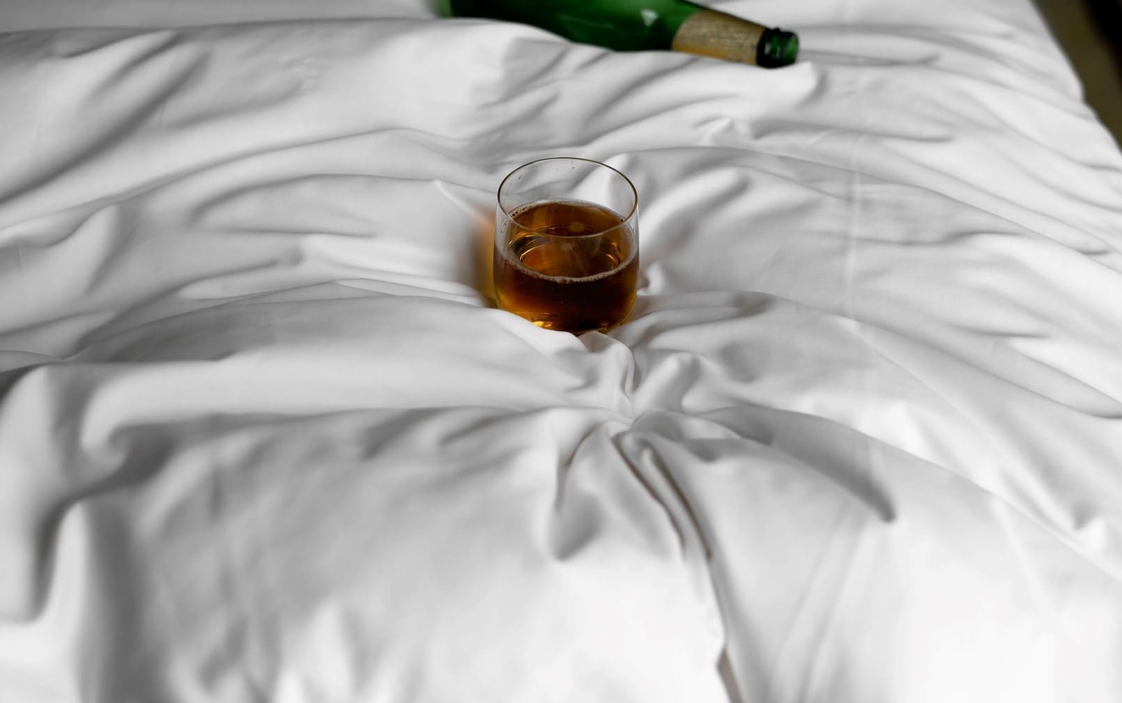 Titelbild Bier im Bett symbolisiert Alkohol und Schlaf