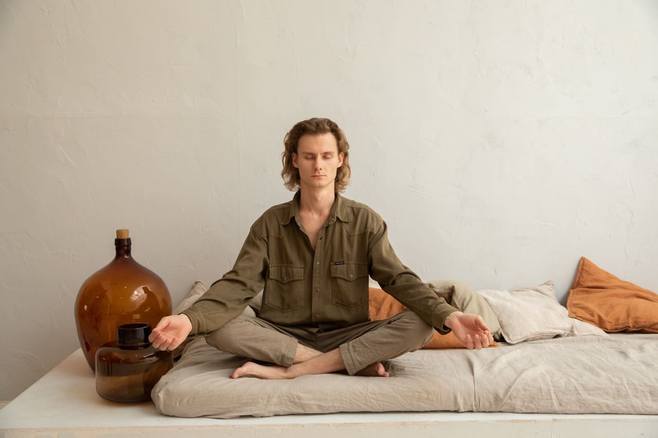 Titelbild: Mann übt sich in Meditation gegen Depression