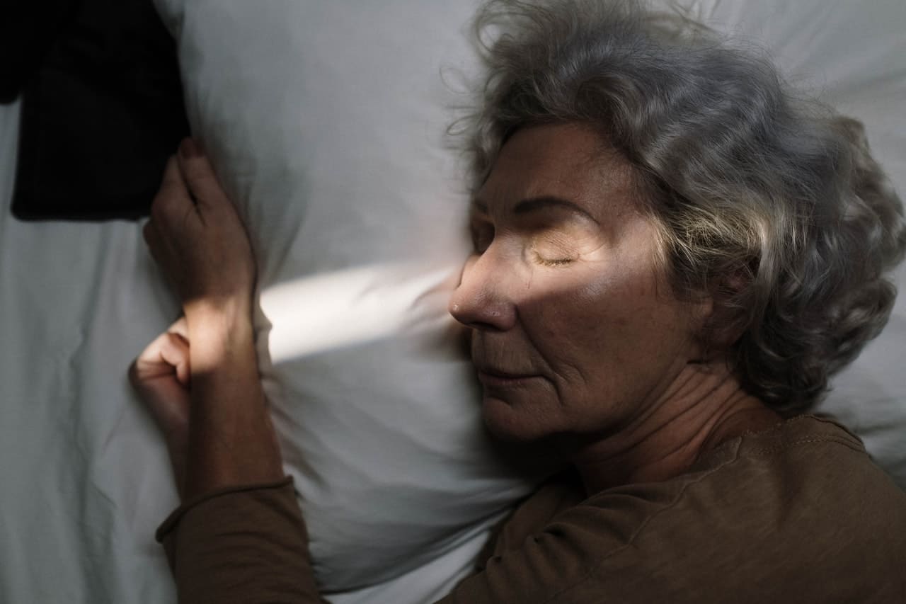 Titelbild: Seniorin genießt tiefen Schlaf im Alter