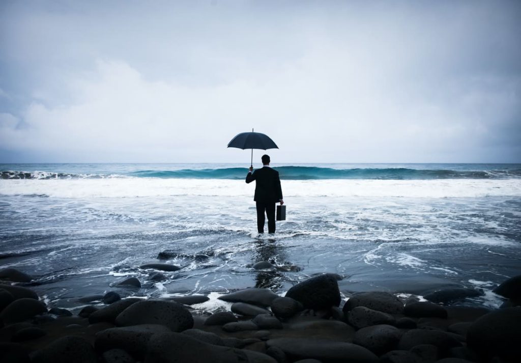 Titelbild: Mann im Regen symbolisiert Major Depression