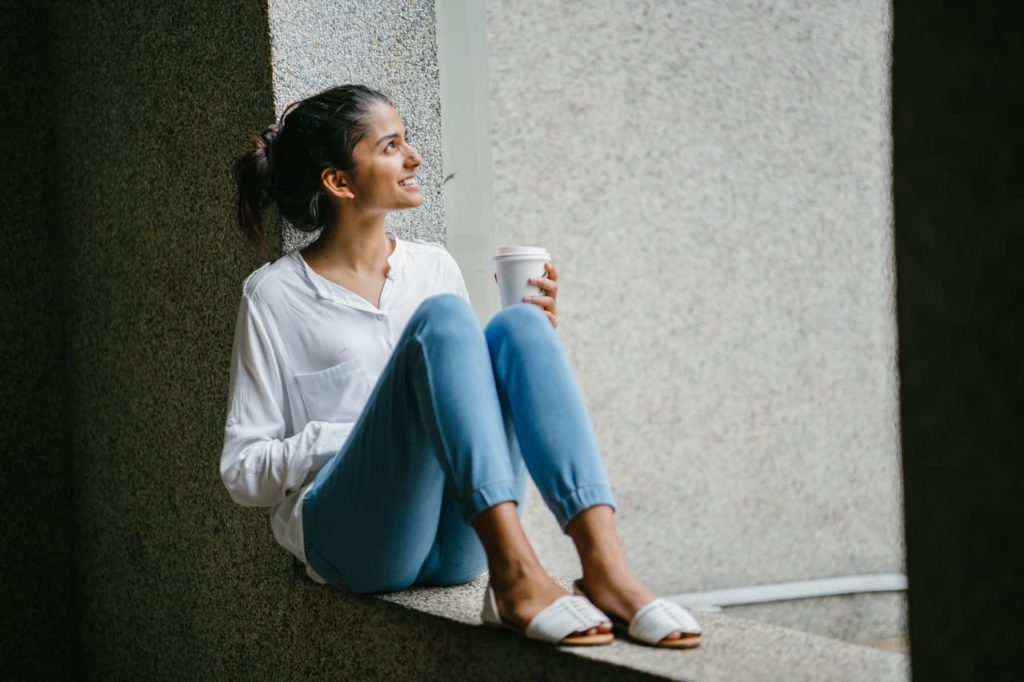 Titelbild: Frau mit Kaffee will draußen Pausen machen