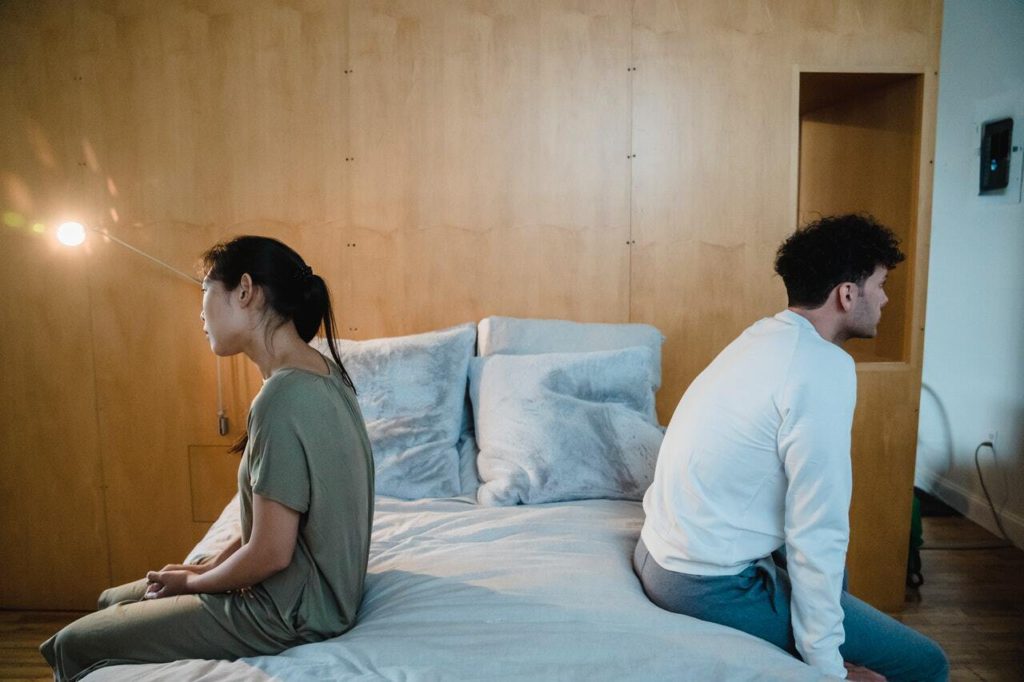Titelbild: Paar wegen Beziehungsproblemen durch Schlafstörung wach im Bett