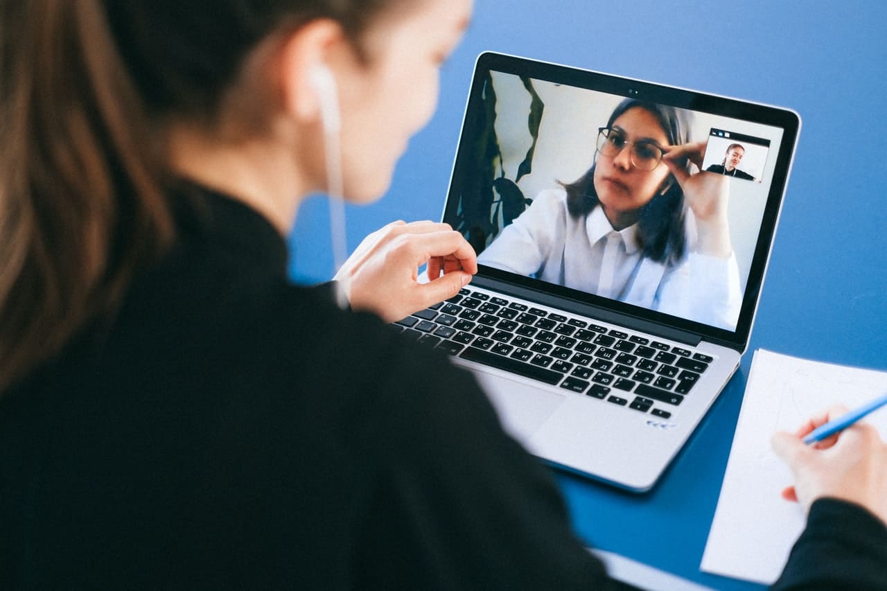 Titelbild zur Blended Care zeigt eine Psychotherapeutin, welche eine Online-Sitzung mit einer Patientin abhält