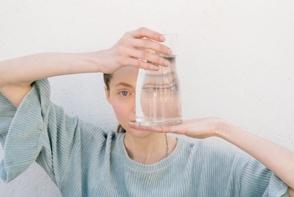 Titelbild: Frau mit einem Wasserglas symbolisiert Mind Body Medizin