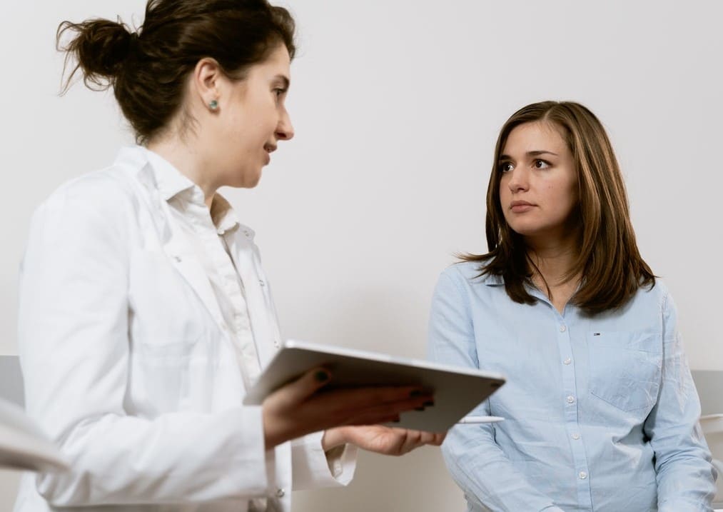 Titelbild: Ärztin klärt ihre Patientin nach der Diagnostik über sexuelle Funktionsstörungen auf