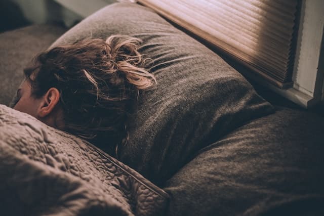 Frau schläft wieder dank kognitiver Verhaltenstherapie für Insomnie.