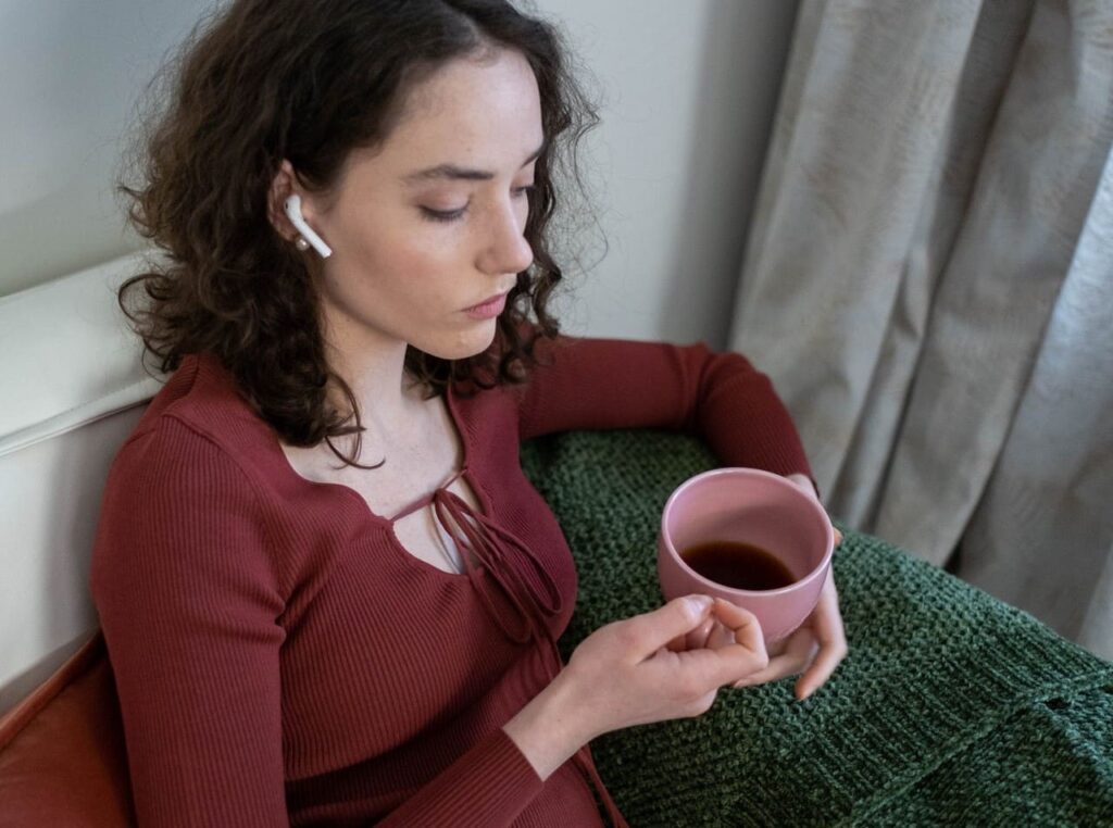 Titelbild: Frau informiert sich zuhause über Burnout und Depression