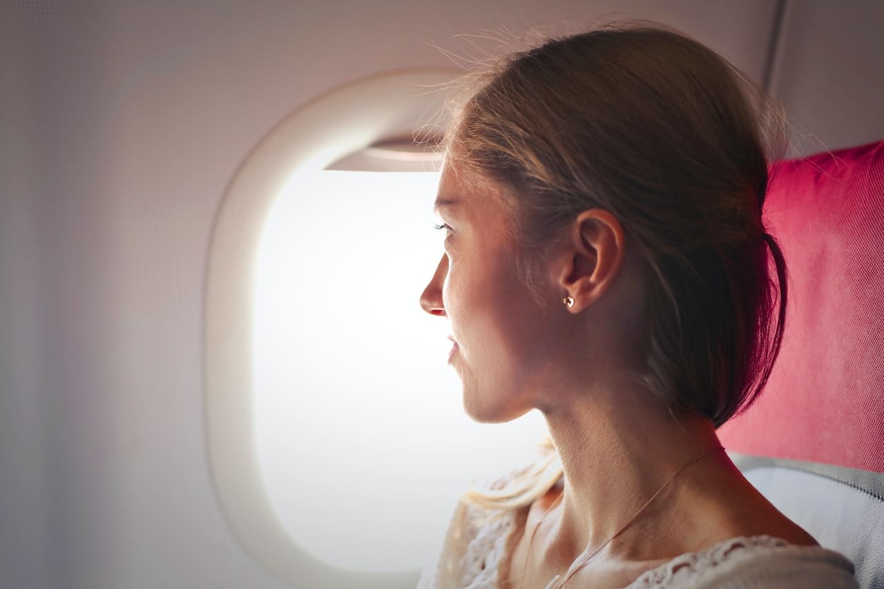 Titelbild: Frau mit Flugangst sitzt im Flugzeug