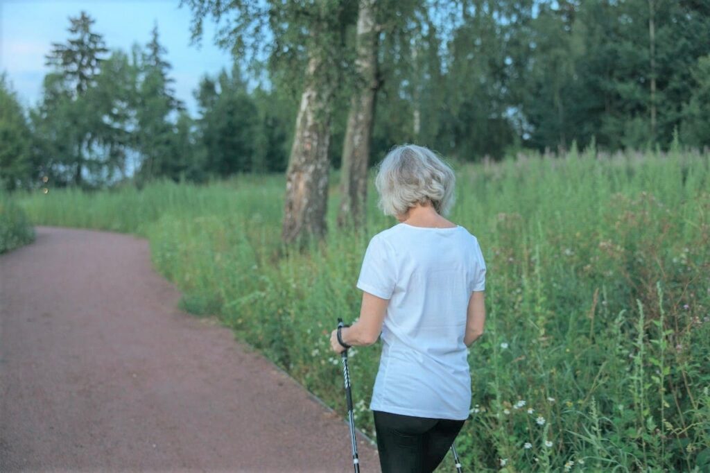 Titelbild: Person macht Spaziergang zur Schmerzbewältigung