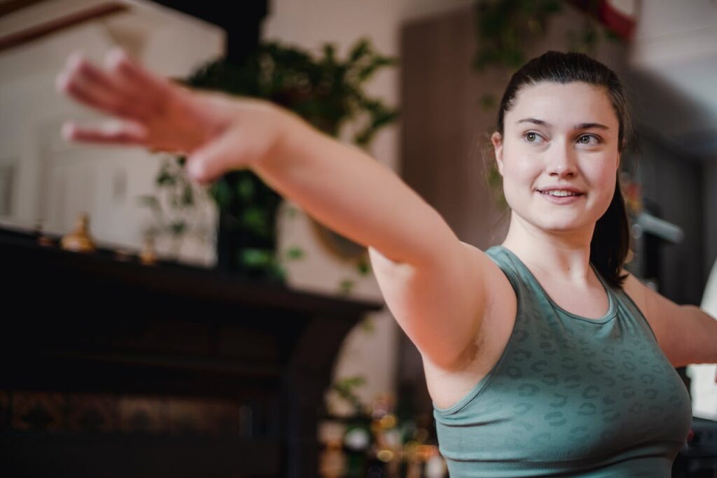 Titelbild: Eine Frau macht zu Hause Sport gegen Stress