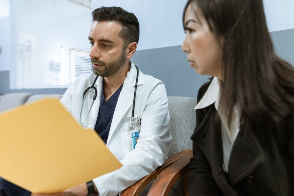 Arzt-Patient-Gespräch als Symbolbild für Medical Gaslighting