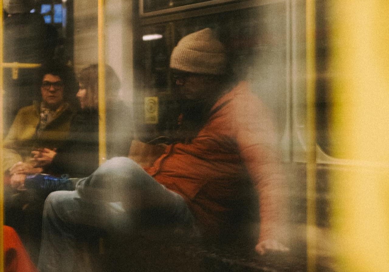 Titelbild: Person mit Panikstörung leidet unter Panikattacken in der U-Bahn