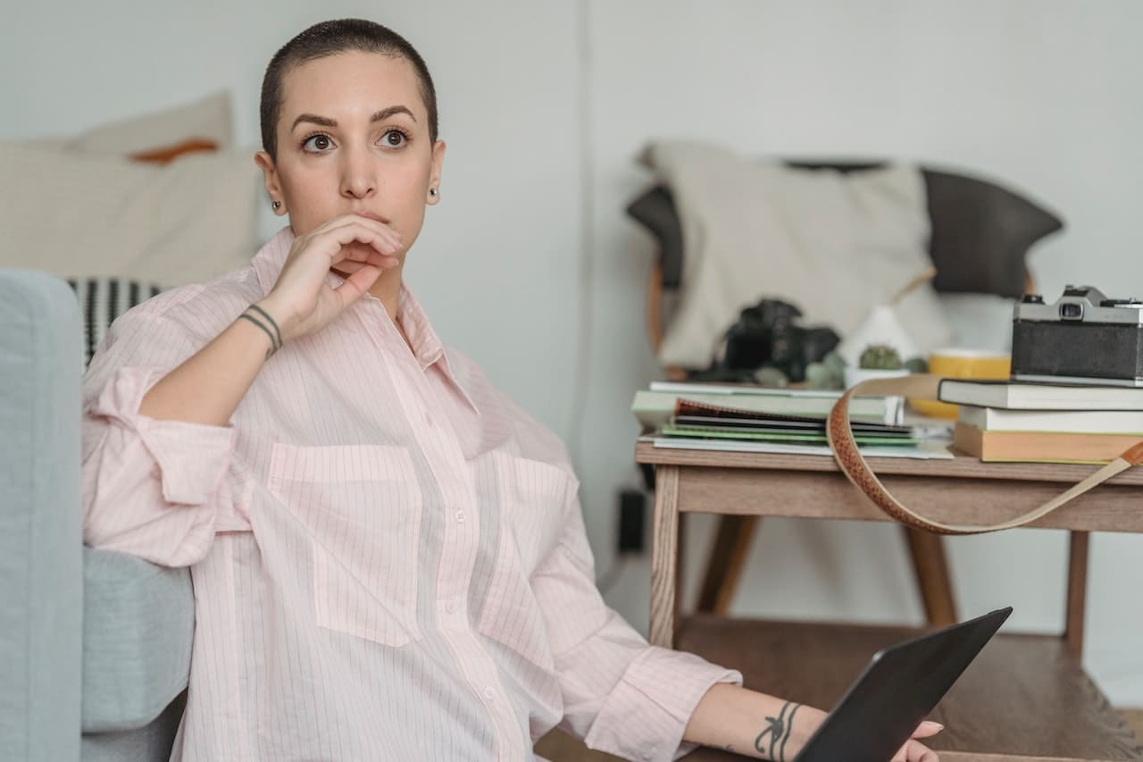 Titelbild: Junge Person an Laptop denkt über Quiet Quitting nach